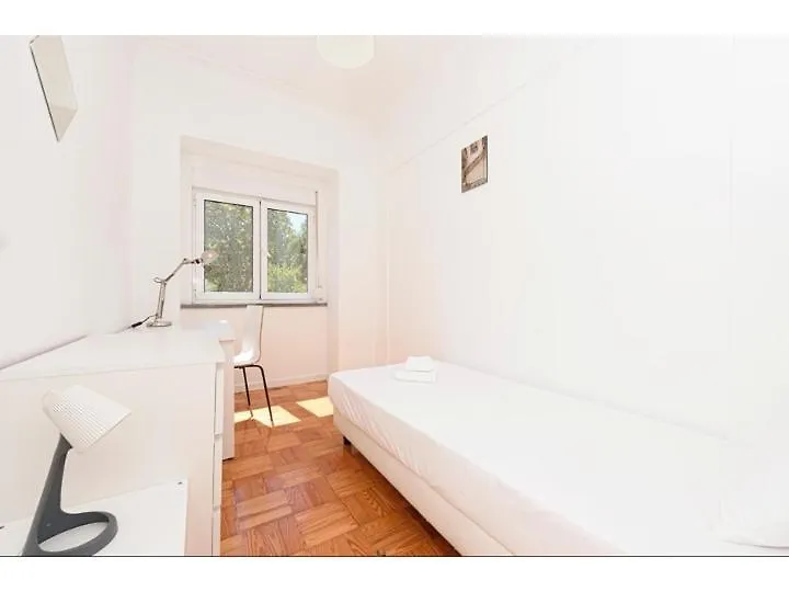 Houze_Central Lisbon 4 Room Flat